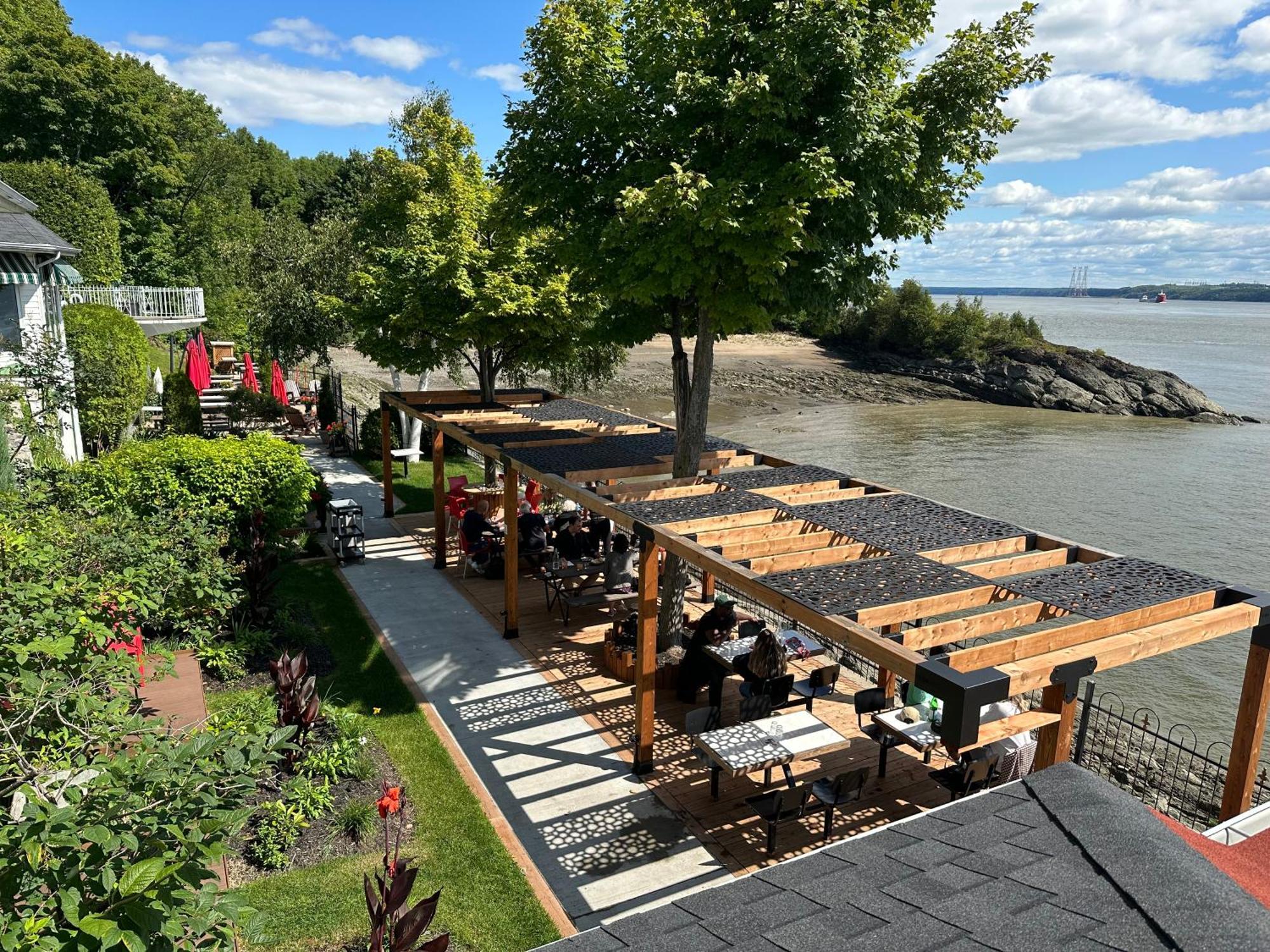 Goeliche Hotel Et Appartement Saint-Laurent-de-l'ile d'Orleans Exteriör bild