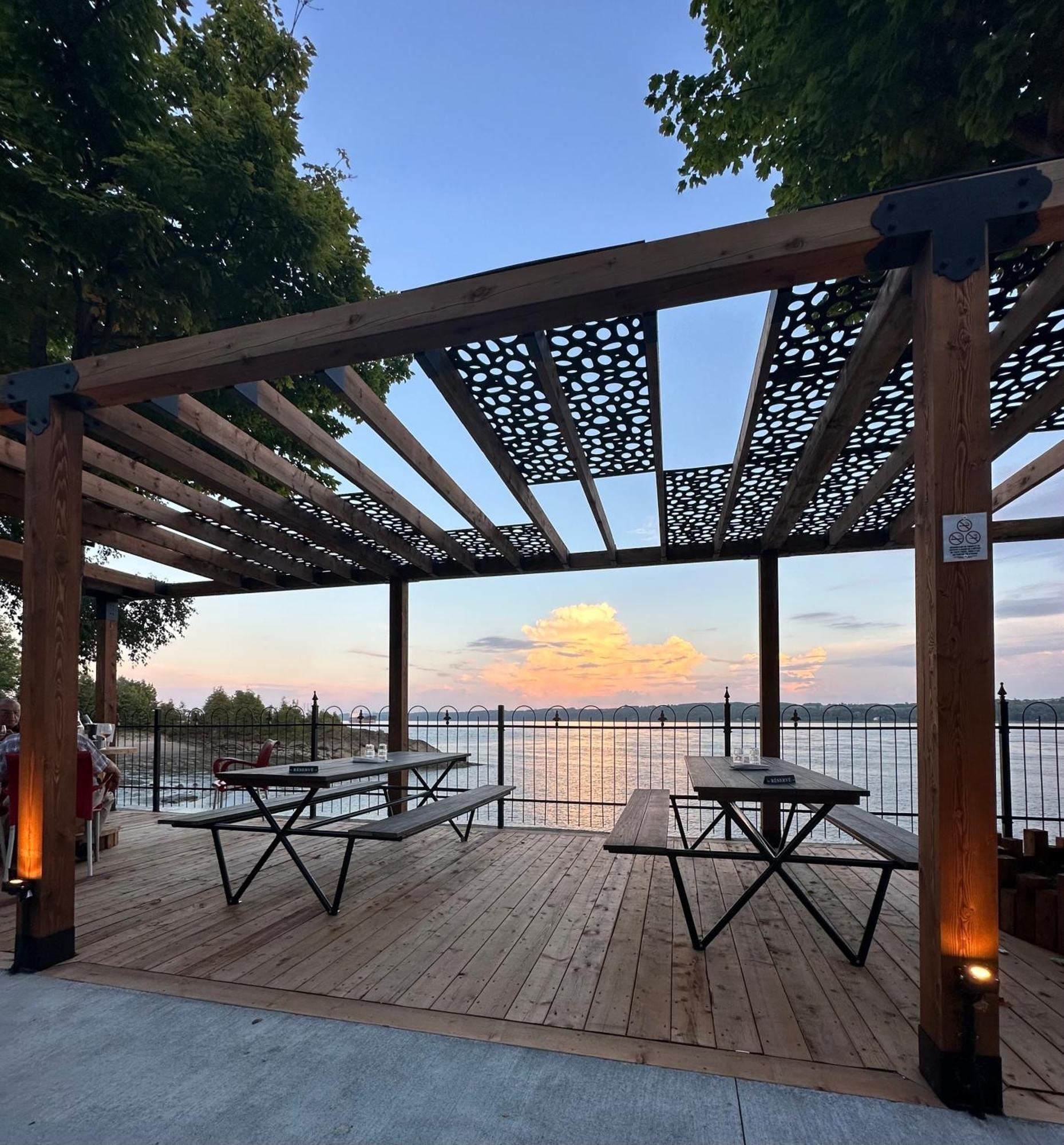 Goeliche Hotel Et Appartement Saint-Laurent-de-l'ile d'Orleans Exteriör bild