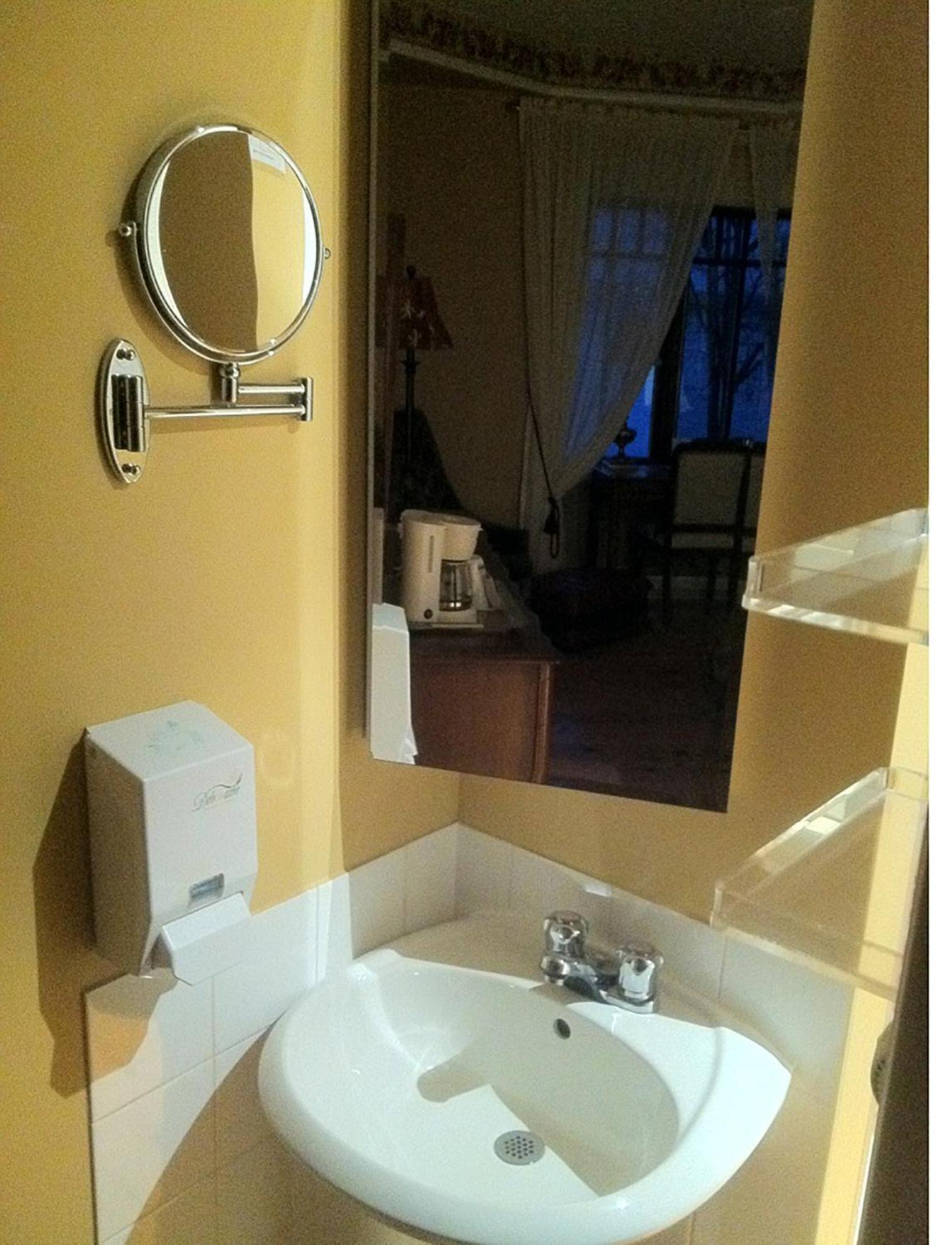 Goeliche Hotel Et Appartement Saint-Laurent-de-l'ile d'Orleans Rum bild