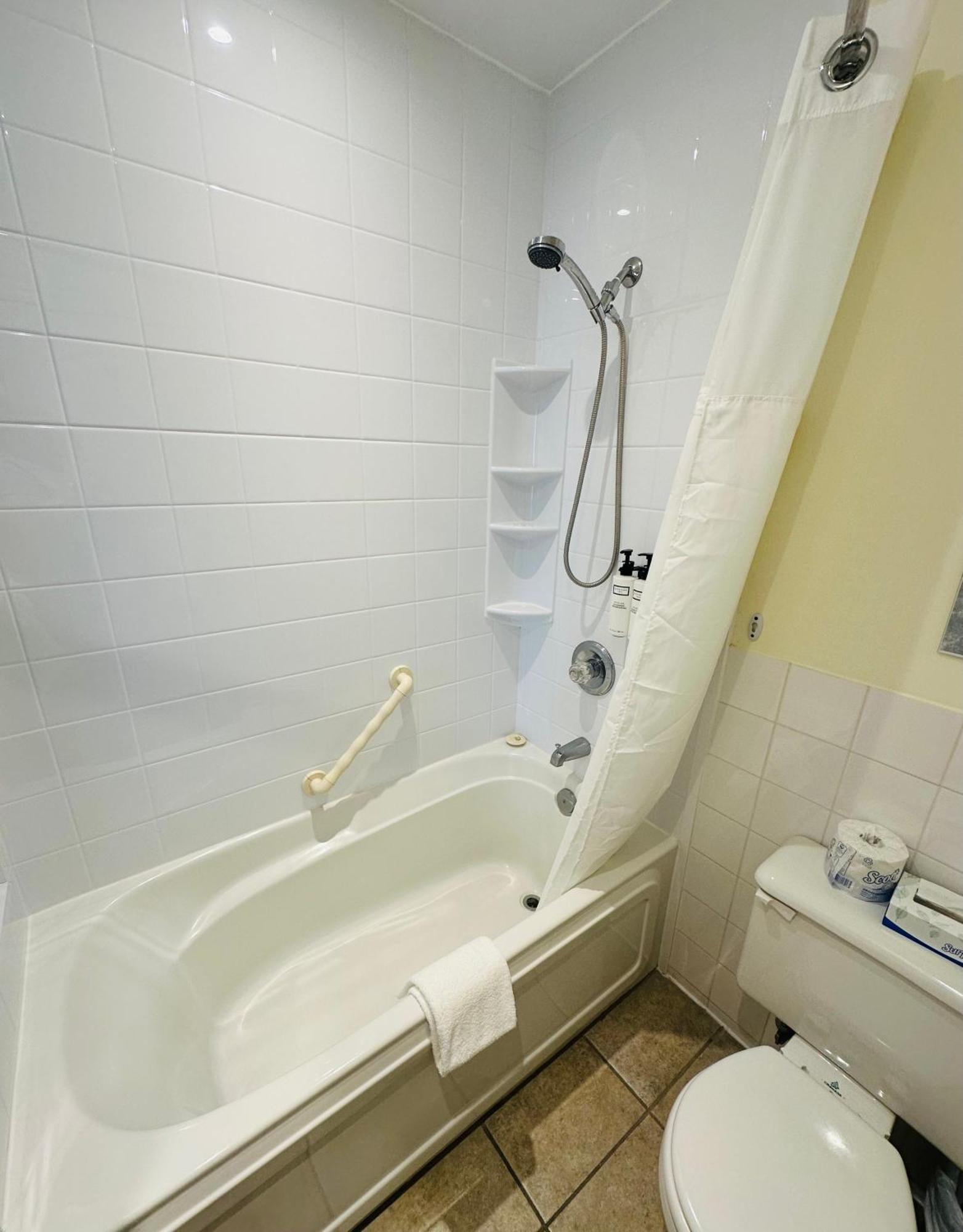 Goeliche Hotel Et Appartement Saint-Laurent-de-l'ile d'Orleans Exteriör bild