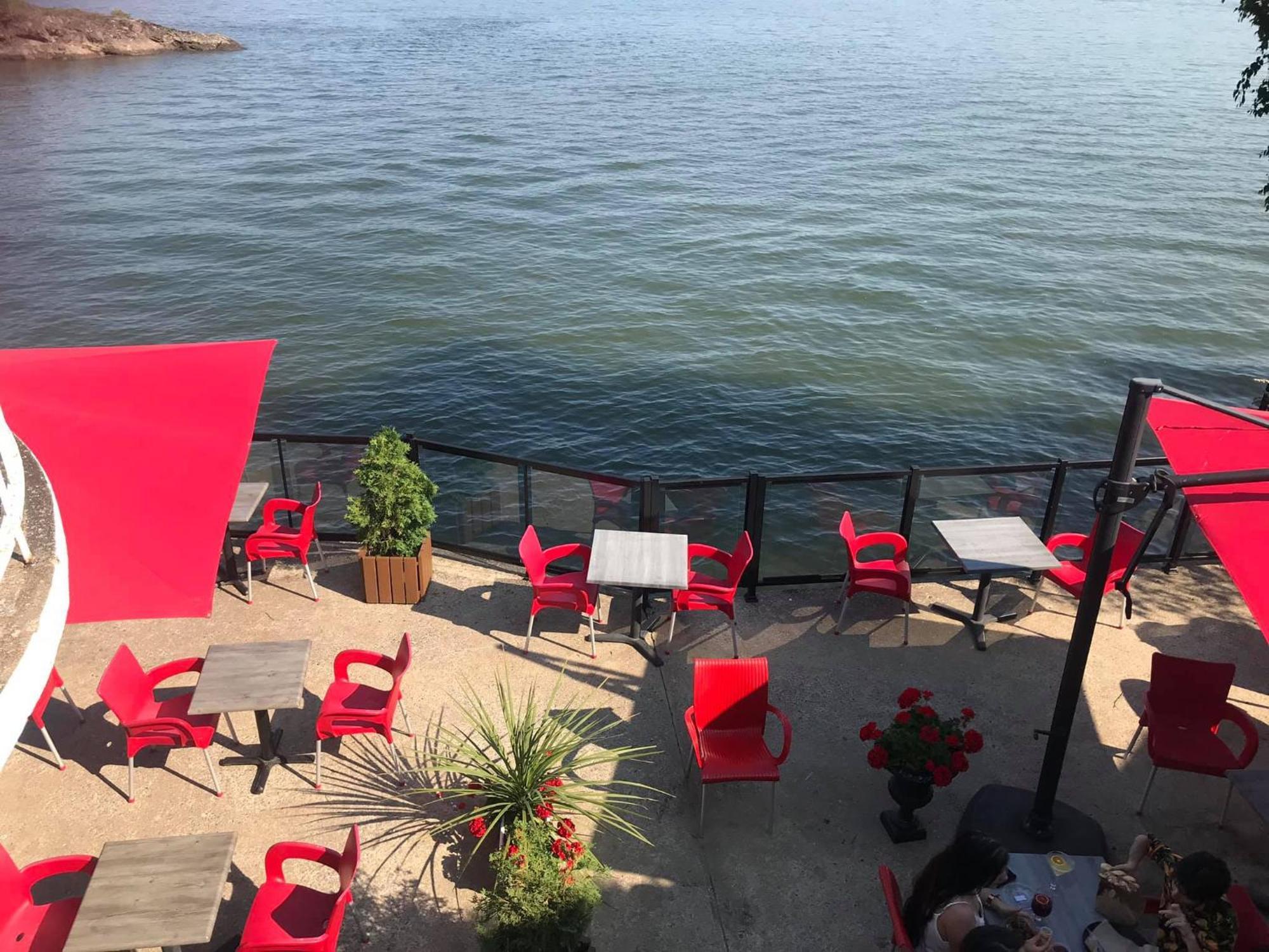 Goeliche Hotel Et Appartement Saint-Laurent-de-l'ile d'Orleans Exteriör bild