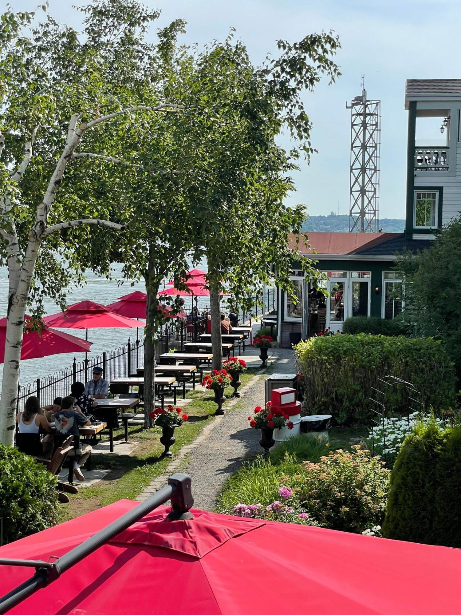 Goeliche Hotel Et Appartement Saint-Laurent-de-l'ile d'Orleans Exteriör bild
