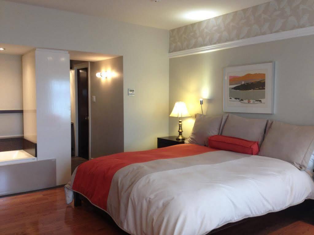 Goeliche Hotel Et Appartement Saint-Laurent-de-l'ile d'Orleans Exteriör bild